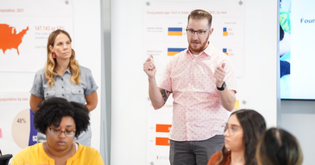 Sam Garman, senior youth engage­ment con­sul­tant for Cetera, Inc., and facil­i­ta­tor of the Youth Engage­ment Learn­ing Action Net­work, runs a training session.